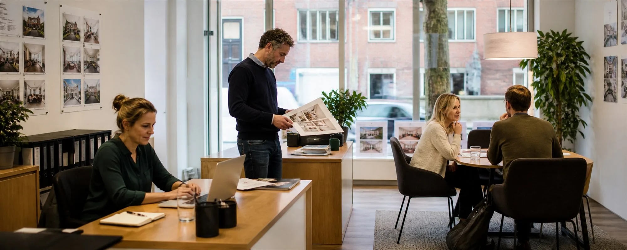 Maklerbüro in Hamburg, Team bei der Arbeit und im Kundengespräch