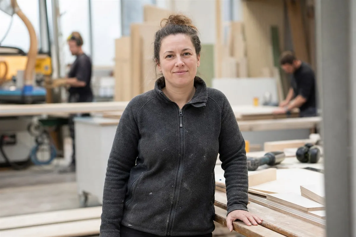 Inhaberin eines Handwerksbetriebs in ihrer Werkstatt