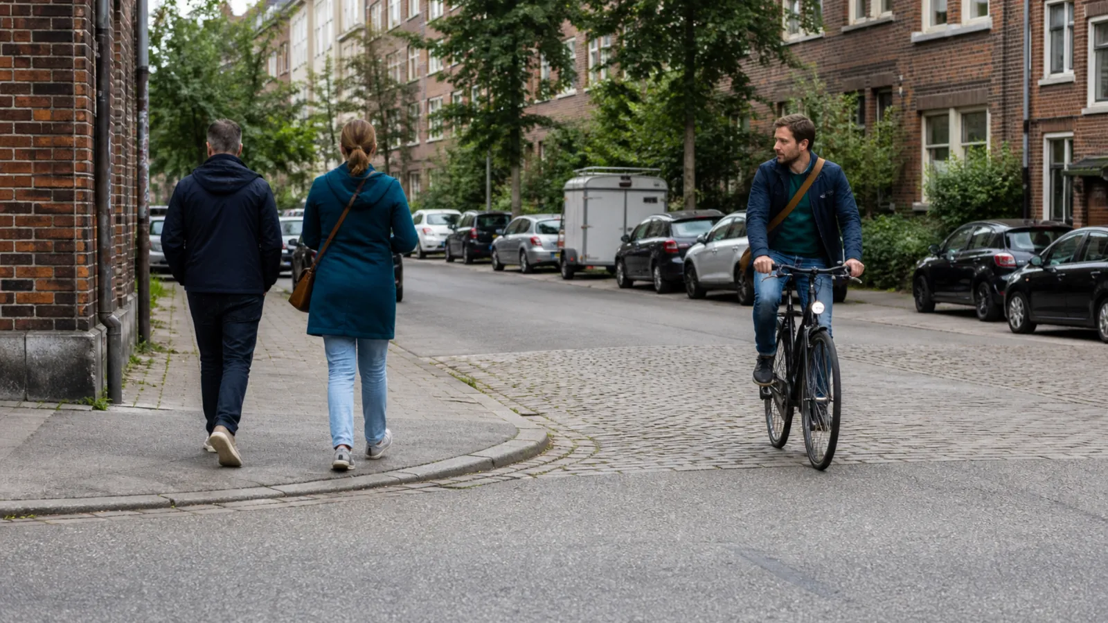 Alltagsszene, Fahrrad und Fu&szlig;g&auml;nger auf der Stra&szlig;e