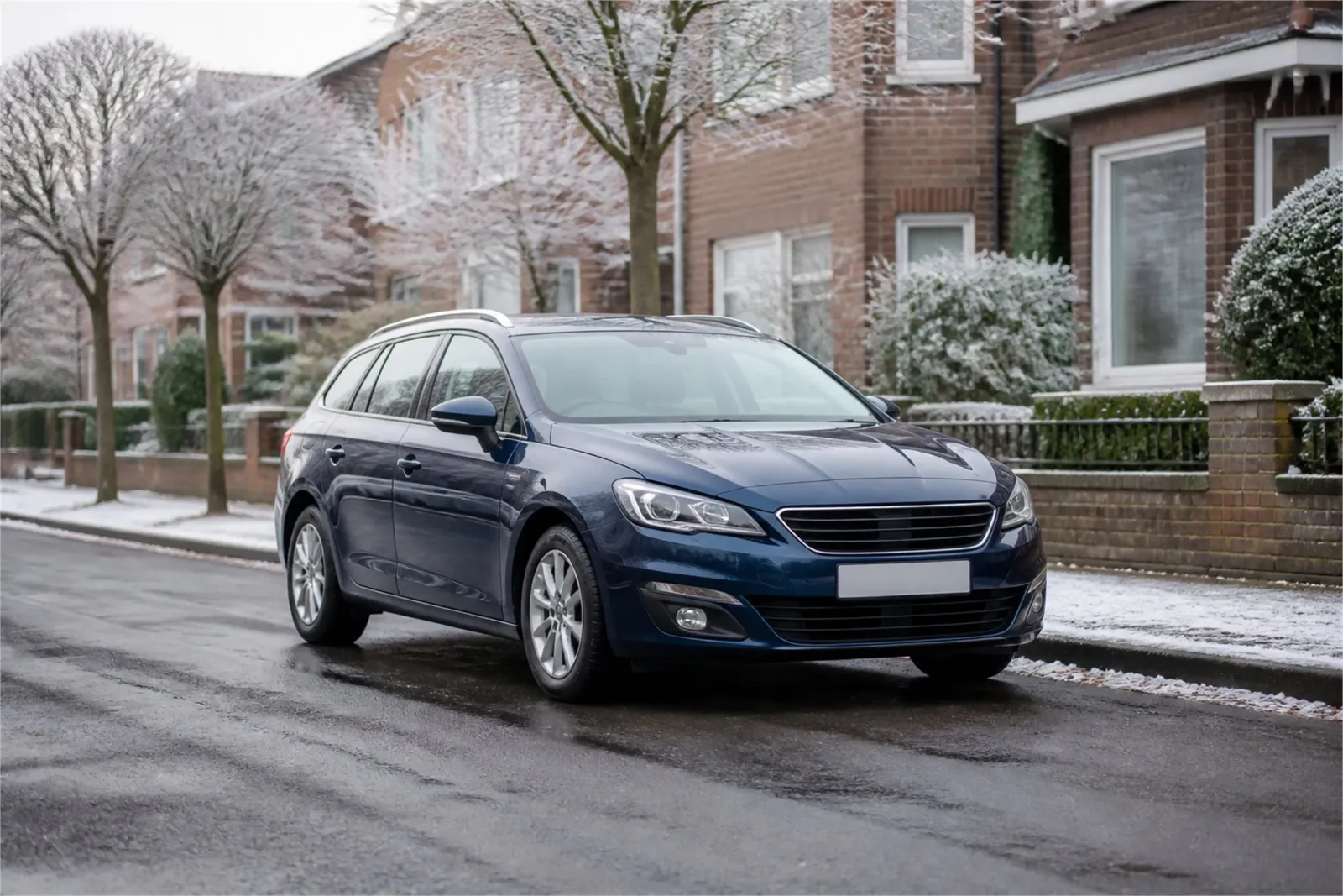 Auto auf winterlicher Straße