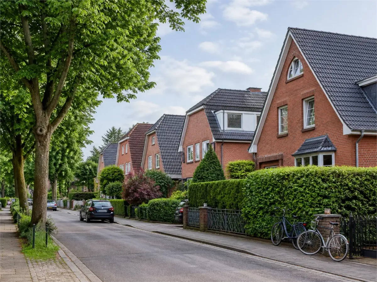 Wohnstraße mit Einfamilienhäusern in Pinneberg