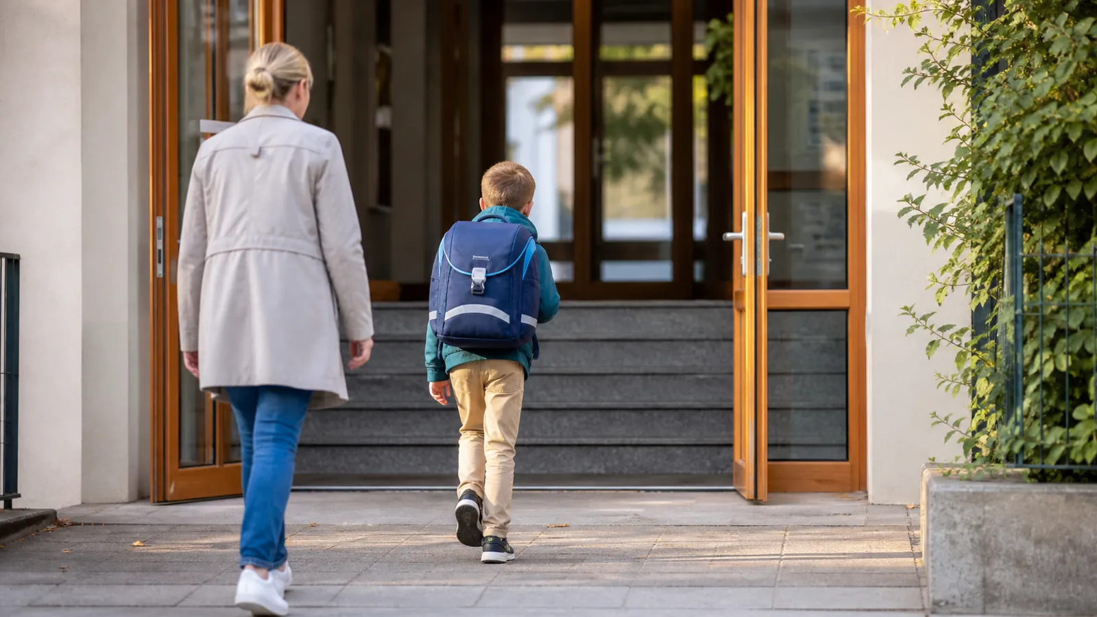 Kind mit Schulranzen am ersten Schultag