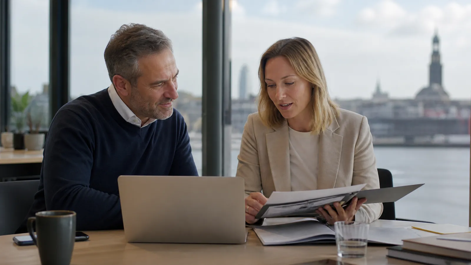 Schreibtisch mit Unterlagen und Laptop, Servicearbeit